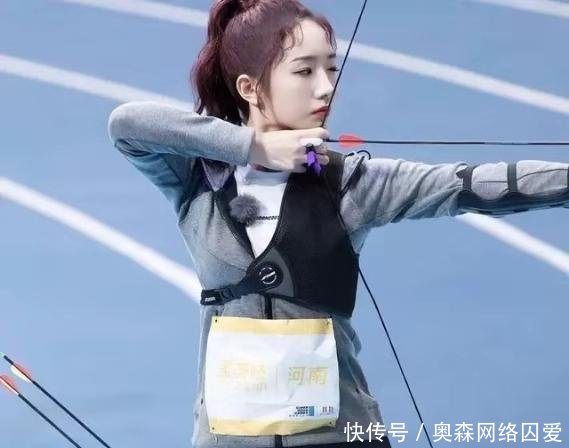 火箭少女穿运动裤,杨超越腿型美到爆,却不如