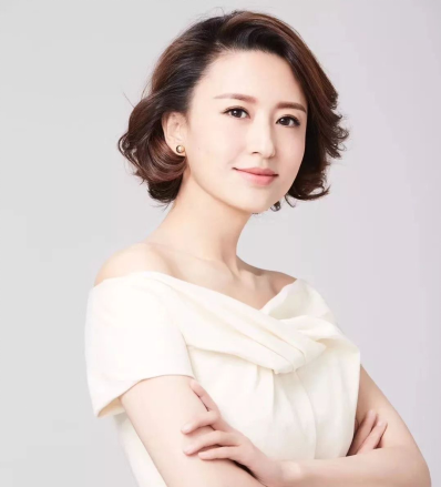 她是最美央视女主持，却嫁给了年过半百的富商，还成了后妈