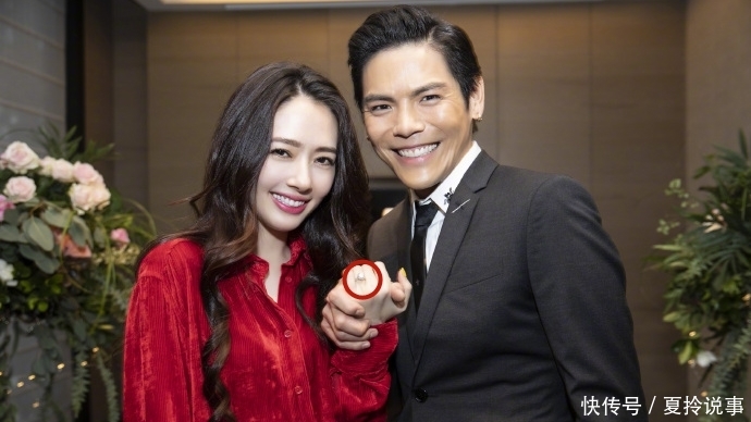 求婚成功后,向佐朋友圈晒与郭碧婷恩爱合影,两