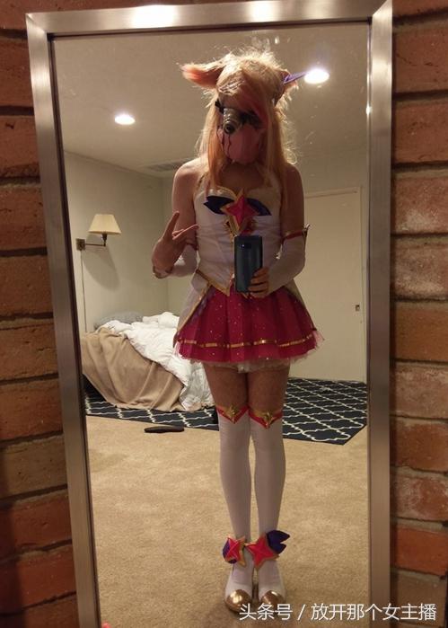 LOL战队JDG诺夏晒女装照 是个真萝莉 完爆S