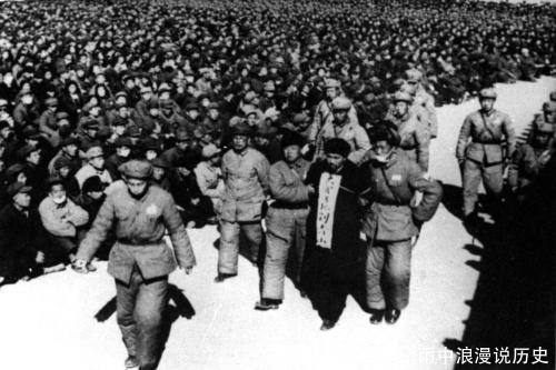 毛主席下令枪毙建国第一贪,薄一波去说情,主席愤怒的回了一句话