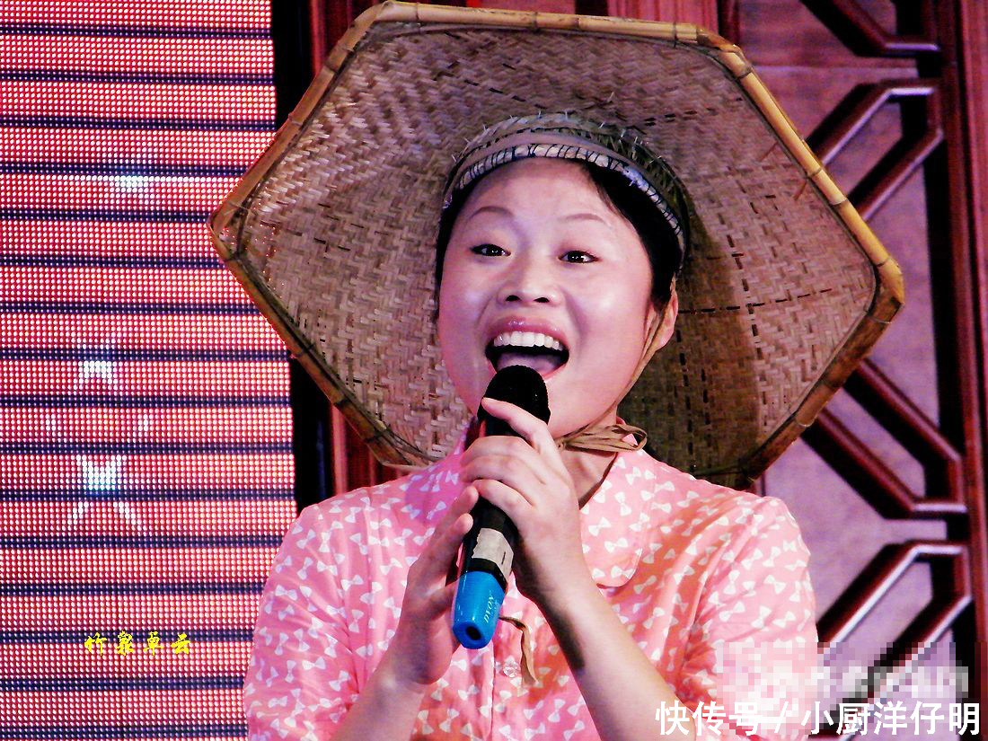 同是农民歌手,如今身价千万,一个修建铺路,一个