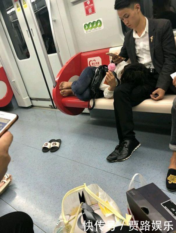 地铁上一女子一上车就躺着睡觉,让一旁的乘客