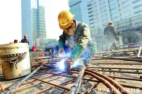 农民不是没钱花吗？工地缺人，开150元一天招人，为啥农民不来？