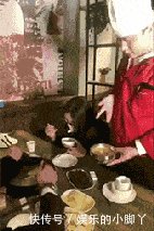 幽默gif想约媳妇看电影,结果短信发错发到了小姨子那里,小姨子……