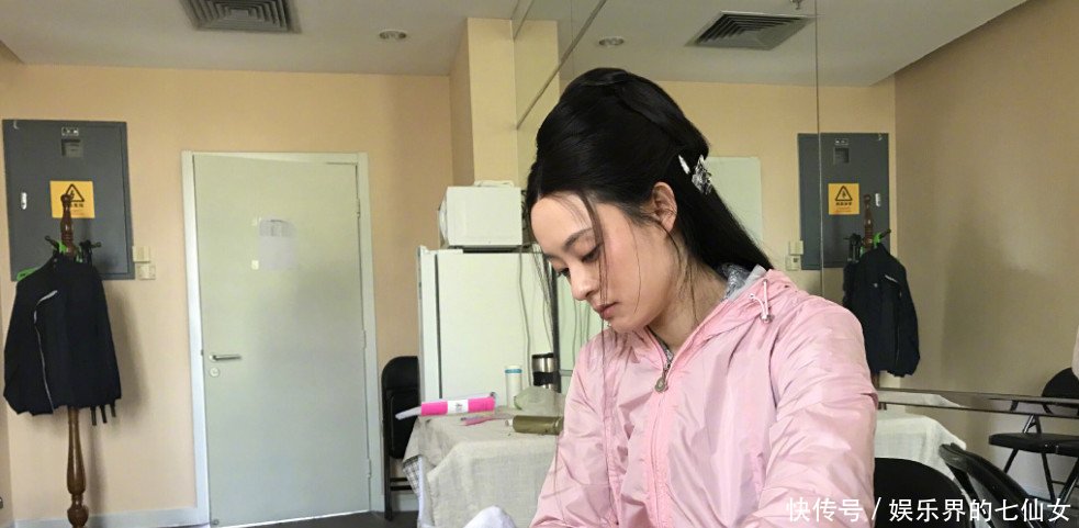 邓超晒孙俪日常照,为自己做艾灸的娘娘很可爱