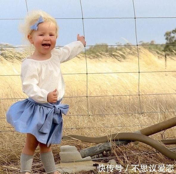 一女子整理游玩照片，突然发现照片不对，仔细看后让人庆幸不已
