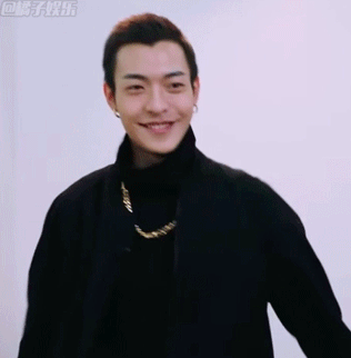 【gif】这个穿金戴银的男团bc221,私下画风太有毒了