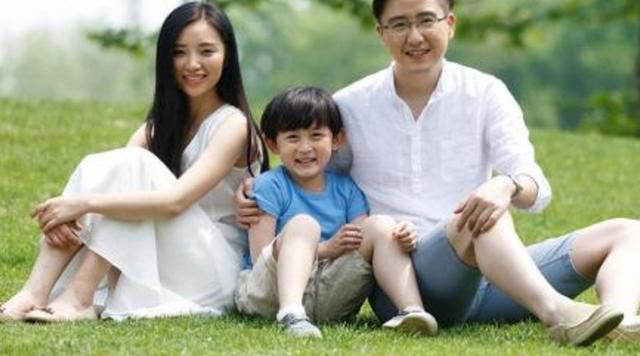 我去参加养父母女儿的婚礼,突然手机屏幕一亮