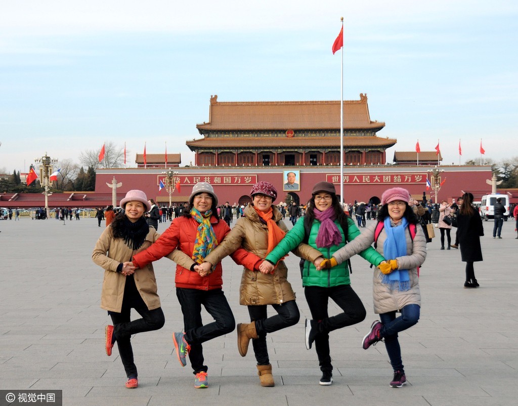 大妈天安门前拗造型留影 妙趣横生欢乐多