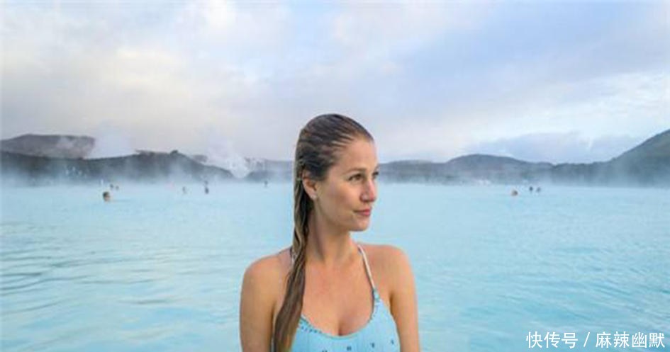 冰岛温泉，被众多美女占领，竟往脸上涂泥浆场面太费解!