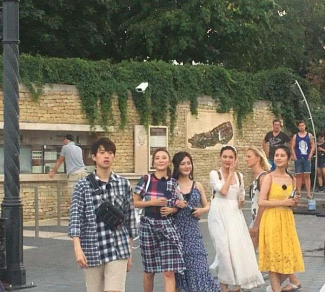 路人偶遇应采儿为凹造型的谢娜拍照！跟着人妻的魏大勋有些许尴尬