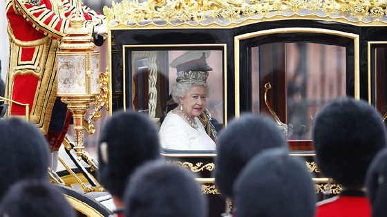 一英武大妈执掌神秘黑杖，英国王室650年来首现女性传令官