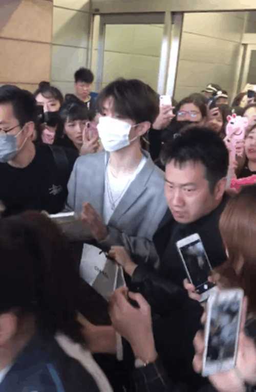 范丞丞现身机场现场堪称丧尸片 网友: 求你下次