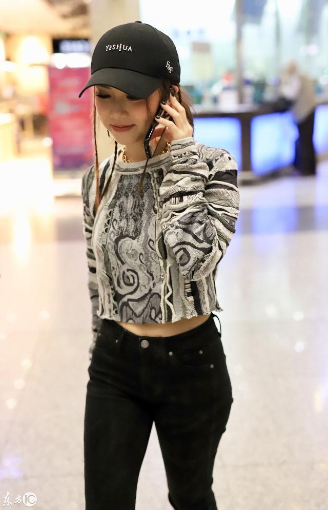 邓紫棋现身机场,蔡依林既视感,发型个性,完全认