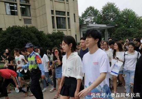 薛之谦现身浙江传媒学院,录制真人秀节目,被大