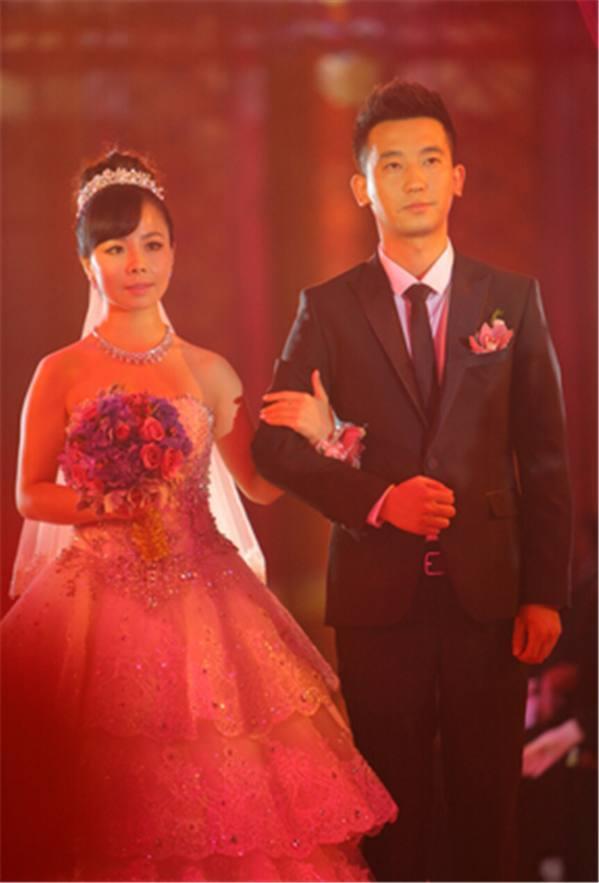 王二妮全家照:父母很朴实,老公高大帅气,姐妹俩