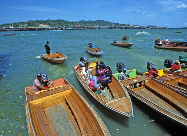 这个国家很富裕 靠石油迅速发展起来 说汉语也