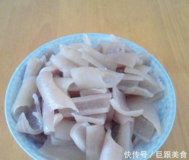 猪皮怎么做才好吃还脆 t011866ffb66075df72.jpg