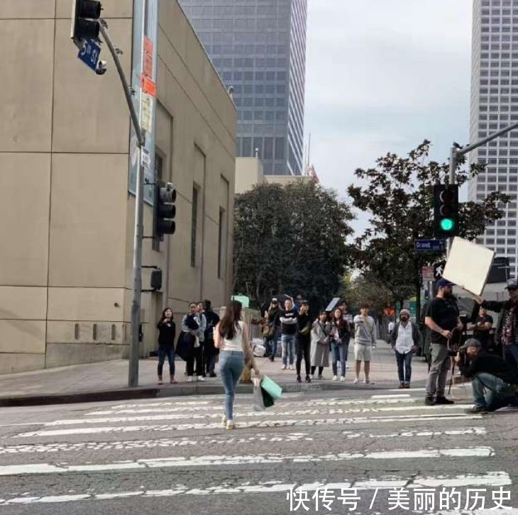 迪丽热巴国外v行为被偷拍,路透清晰行为,照片举桌面壁纸女性感风图片