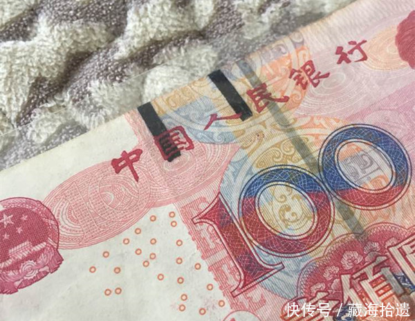 自动取款机吐出一张百元纸币,仔细一看,真是意外收获啊!