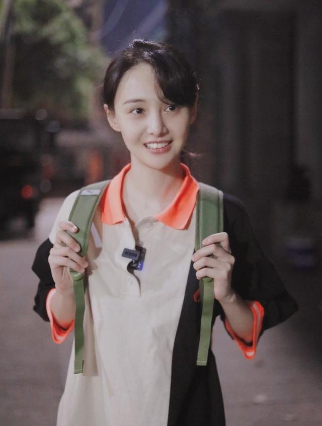 郑爽恋爱后越活越少女,穿连衣裙帆布鞋下班,背