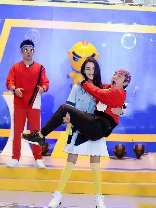 怪力美少女迪丽热巴轻而易举抱起杨幂郑恺,这女友力也是服了