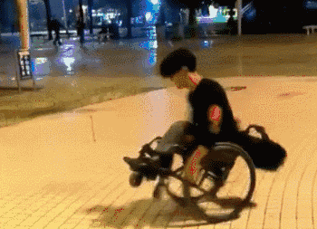 励志网红撞脸杨洋 没有双脚的他却在街头卖唱