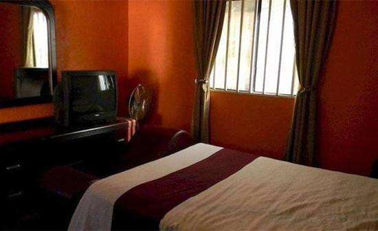 女子住旅馆睡到一半, 遭员工吵醒要求退房, 女子