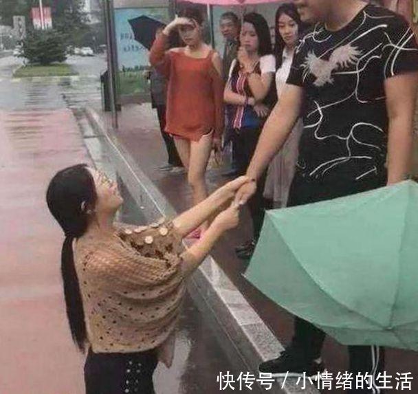 女子下雨天向男子下跪求和遭拒，得知原因大家都摇头惋惜！