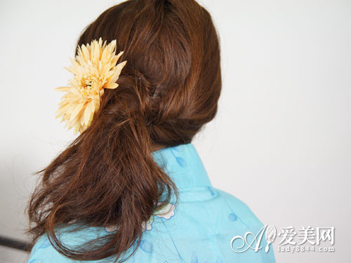 <em>夏季</em>淑女<em>扎发简单</em>花朵发饰显优雅_360问答
