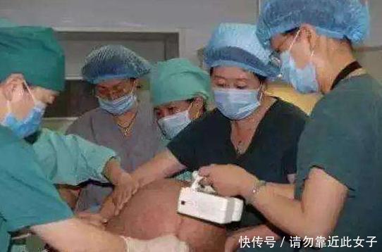 孕妇怀胎8月浑身发痒, 医生检查后急剖腹, 看到孩子婆婆崩溃大哭