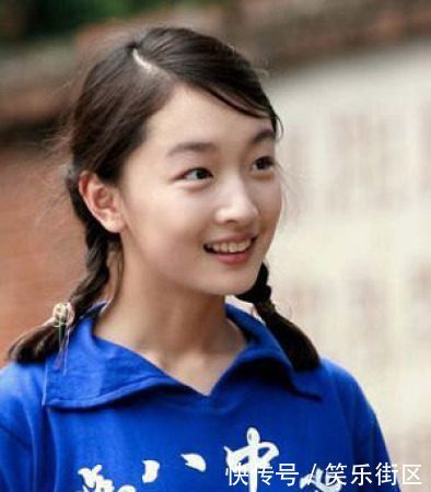 周冬雨一双大长腿抢镜,没有对比就没有伤害,杨