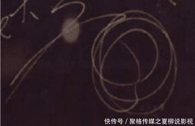 艺人签名的识别度,他在华表奖中出尽风头,三个