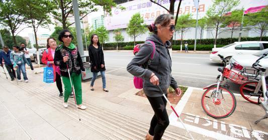 中国有近一亿残疾人,为什么在大街上却看不见
