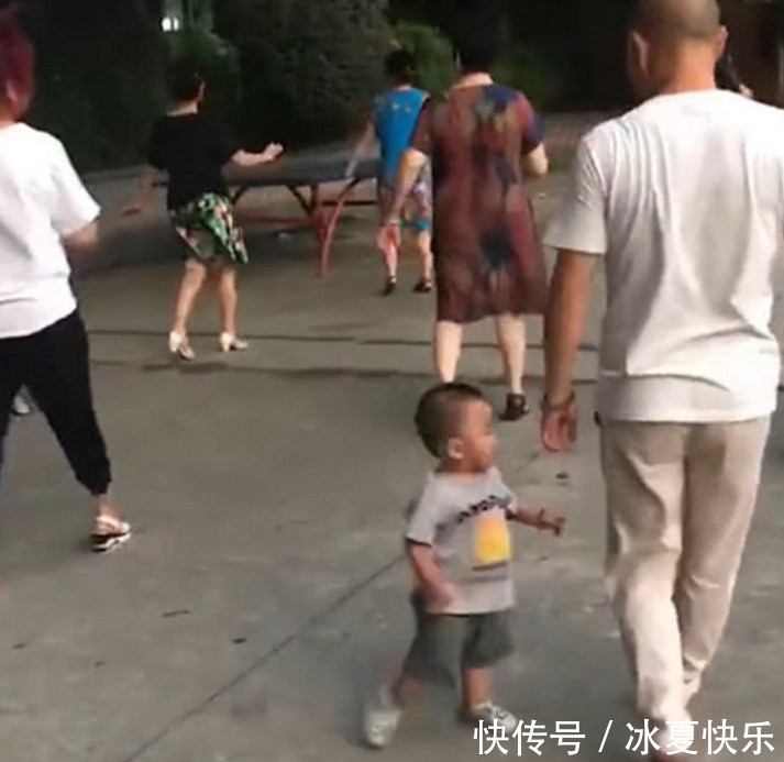 一岁多的宝宝跳广场舞,让人不服气都不行