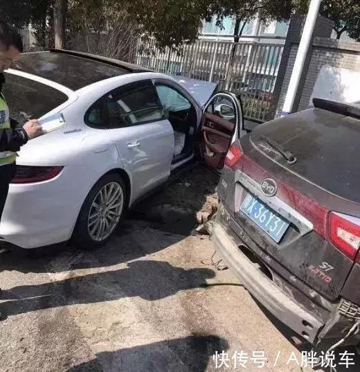 保时捷车主任性闯红灯比亚迪遭惨撞车，土豪车主事发下午提新车