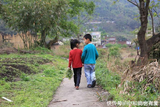 二婚再嫁，我偷偷给前夫打钱，婆婆发错微信，点开一看我泪流满面