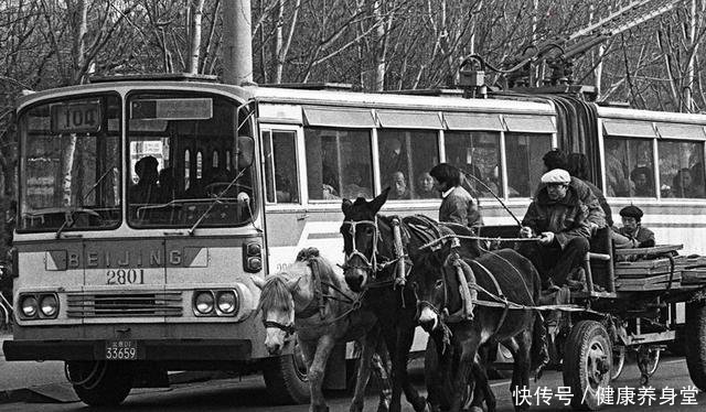 改革开放四十年,老北京街景照片里的老车你认