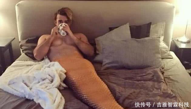 男子太喜欢美人鱼,花8000元将自己变成美人鱼