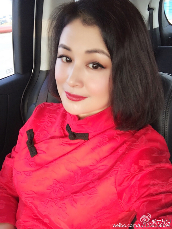 赵本山小姨子于月仙晒美照 配饰露壕气