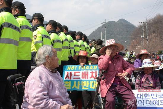 国际热点:韩国老奶奶阻止萨德部署画面