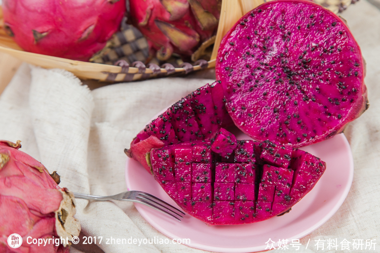 两招教你从外观一眼分辨红心火龙果和白心