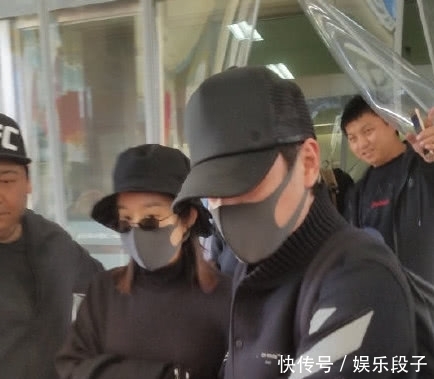 赵丽颖产子后首现身,冯绍峰一路细心搀扶,眼神