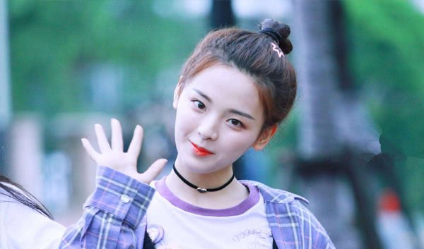 杨超越与沈梦辰回村合影,网红滤镜又毁掉了杨