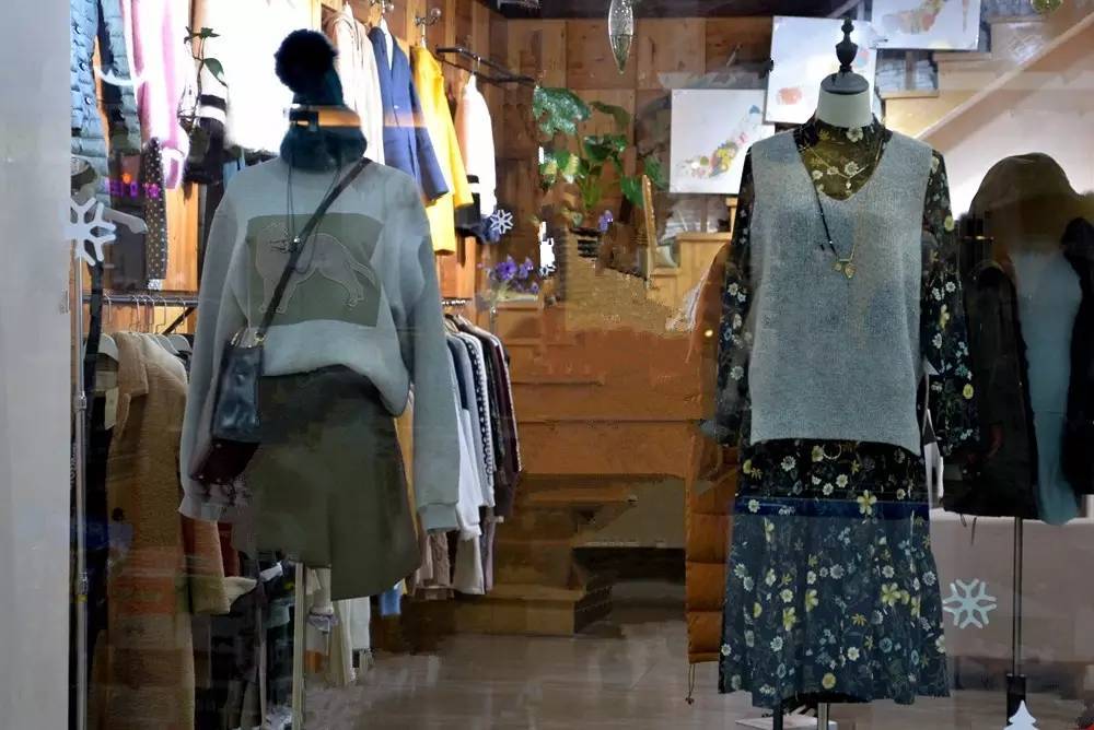 常熟天虹服装城店内服装展示