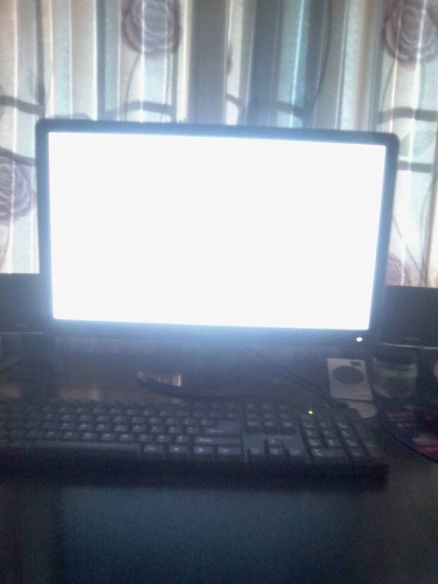 电脑屏幕突然变成红绿蓝白色,然后变成灰色,然