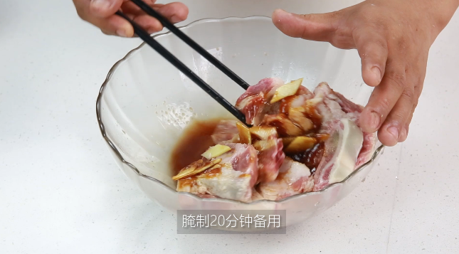 蒜香牛仔骨的做法,那香喷喷的味道啊,三碗饭我包了