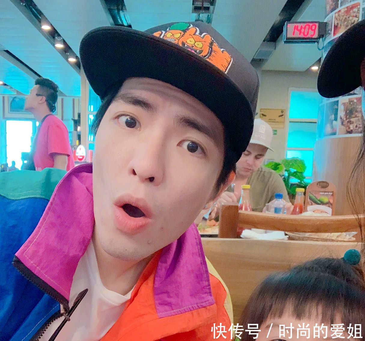 家人晒与眼睛对天发誓表情包模仿,舅舅好美,舅妈合照图片