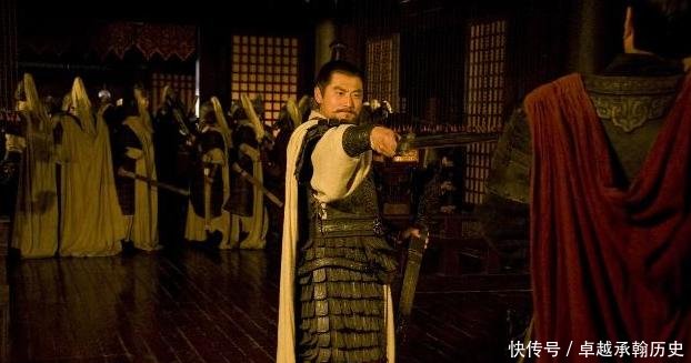 丈夫养外室,原配提刀前往,踹门后丢下刀,说了一